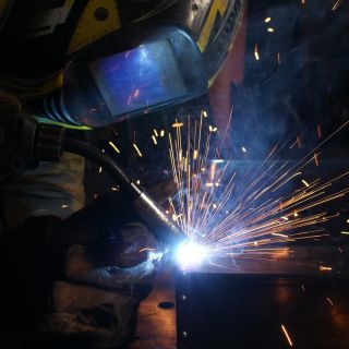 Feuer, Funken und ehrliche Arbeit. 🔥✨ So entsteht das stabile Fundament für unsere Eichentische – ein handgeschweißtes und...